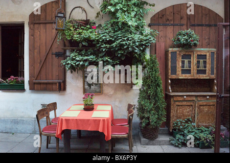 Krakau - 'Stajnia'; ein Open-Air-Café Judenviertel Kazimierz, Polen Stockfoto