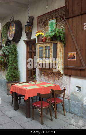 Krakau - 'Stajnia'; ein Open-Air-Café Judenviertel Kazimierz, Polen Stockfoto