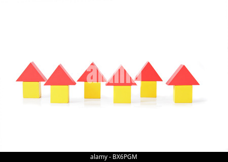 Eine Reihe von stilisierten Häuser aus bunten Blöcken. Alle isoliert auf weißem Hintergrund. Stockfoto