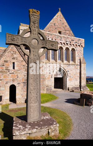 Nachbau des St. Johns Kreuz steht stolz vor Iona Abbey, Isle of Iona, Schottland, Vereinigtes Königreich, Europa Stockfoto