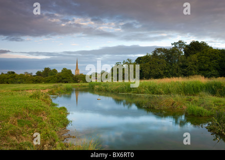 Auen von River Windrush mit Burford Kirche in der Ferne Burford, Cotswolds, Oxfordshire, England. Stockfoto