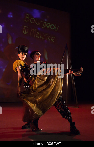 LONDON, ENGLAND - Bourgeois und Maurice "Can ' t Dance", durchgeführt im Lilian Baylis Studio, Sadler es Wells Stockfoto