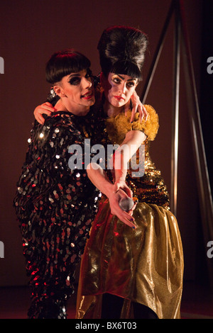 LONDON, ENGLAND - Bourgeois und Maurice "Can ' t Dance", durchgeführt im Lilian Baylis Studio, Sadler es Wells Stockfoto