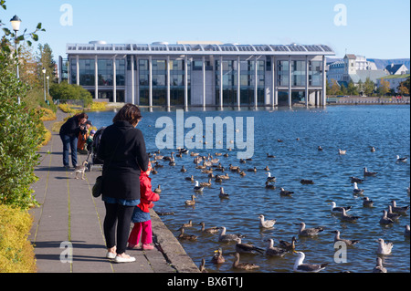 Radhus (Rathaus), eine moderne Beton und Glasgebäude aus dem Jahr 1987 an den Ufern des Lake Tjörnin, Reykjavik, Island Stockfoto