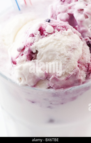 Milchshake mit Vanille und Kirsche Eis als Closeup in einem Glas Stockfoto