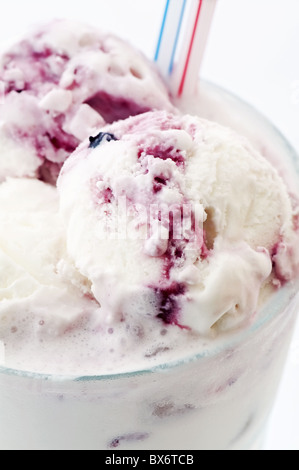 Milchshake mit Vanille und Kirsche Eis als Closeup in einem Glas Stockfoto