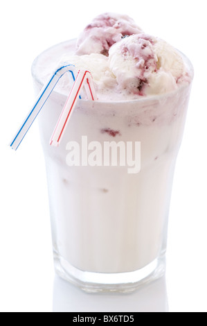 Milchshake mit Vanille und Kirsche Eis als Closeup in einem Glas Stockfoto