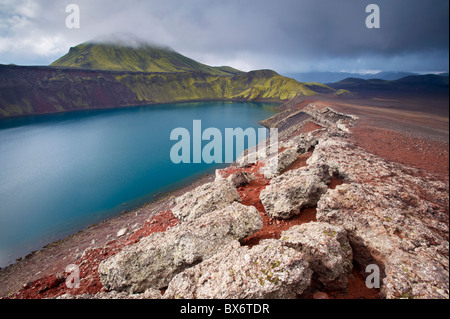 Blahylur Kratersee in der Gegend von Landmannalaugar, Tjorvafell, 843 m in der Ferne Fjallabak Region, Island, Polarregionen Stockfoto