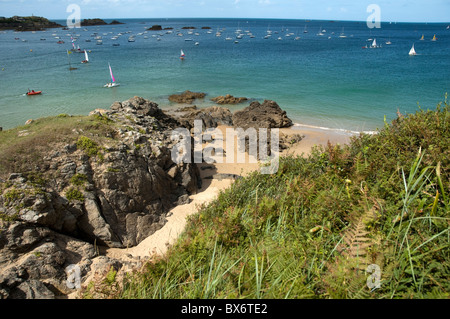 Segelboote in der Nähe von Strand von Saint-Lunaire, Bretagne, Frankreich. Stockfoto