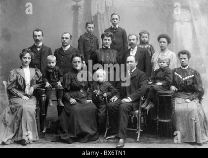 Personen, Familie, Gruppenbild, aufgenommen anlässlich einer Silberhochzeit, 1906, Zusatz-Rechte-Clearenzen-nicht verfügbar Stockfoto