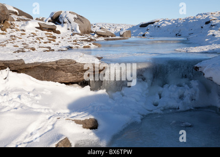 Die gefrorenen Kinder-Fluss im Winter auf Kinder Scout im Dunkeln Peak Teil der Peak District National Park, Derbyshire, UK Stockfoto