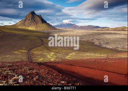 Mount Krakatindur, 858 m, stand einsam im Feld Nyjahraun Lava, Fjallabak, Island Stockfoto
