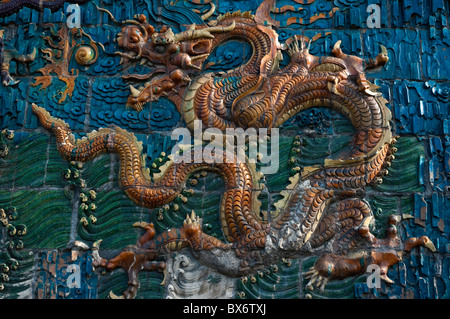 Kunstvolle und dekorative Drachen auf dem neun-Drachen-Bildschirm in Datong, Shanxi, China. Stockfoto