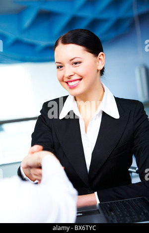 Foto von glücklich Geschäftsfrau Handshake nach dem Auftreffen auf deal Stockfoto