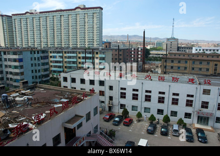 Schornsteine und Hochhäuser in Datong, Shanxi, China. Stockfoto