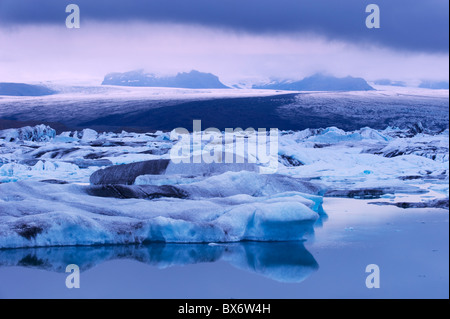 Die Gletscherlagune Jökulsárlón unter Breidarmerkurjokull (Vatnajökull) Gletscher, es, Südost-Island, Island nährt Stockfoto