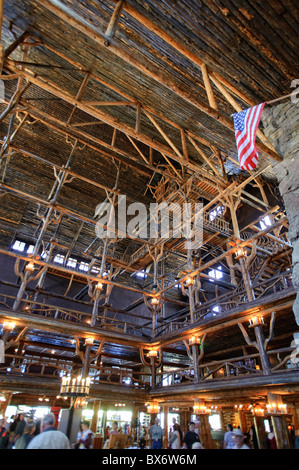 Historischen Old Faithful Inn, Yellowstone Nationalpark, Wyoming, USA Stockfoto