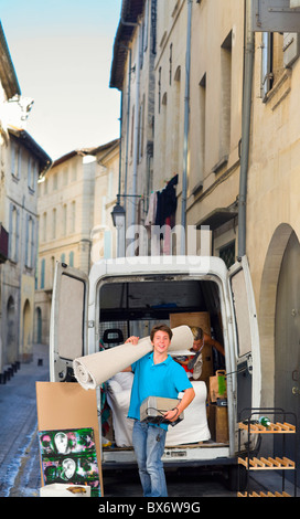 Junger Mann bewegt sich in der Straße mit Teppich Stockfoto