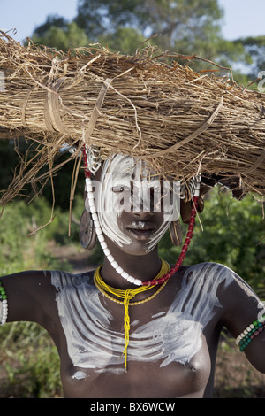 Young-Mursi Frau, Omo-Tal in Äthiopien, Afrika Stockfoto