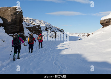 3 Wanderer auf dem Kinder-Fluss im Winter auf Kinder Scout im Dunkeln Peak Teil der Peak District National Park, Derbyshire, UK Stockfoto