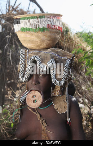 Young-Mursi Frau, Omo-Tal in Äthiopien, Afrika Stockfoto