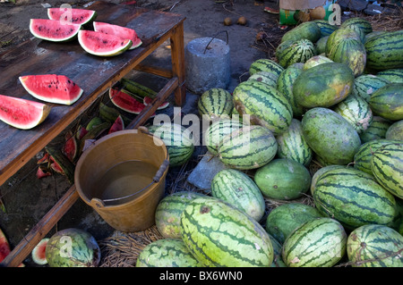 Frische Wassermelonen zum Verkauf auf dem Wochenmarkt in Fuli Dorf, Yangshuo, Guangxi, China. Stockfoto