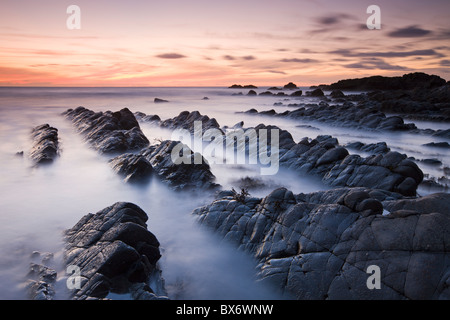 Twilight von den felsigen Ufern des Hartland Quay in North Devon, England. Herbst (September) 2010. Stockfoto