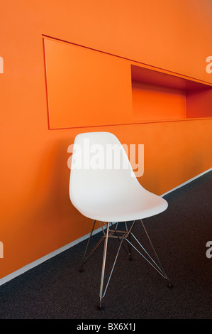 Sehr bunte ultra modernen minimalistischen Designer Büromöbel in einem modernen Bürogebäude-Umfeld Stockfoto
