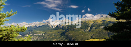 Blick Richtung Monte Perdido von oben das Dorf Cortalaviña, in den Pyrenäen Provinz Huesca, Spanien Stockfoto