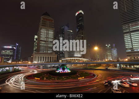 Kreisverkehr am Oriental Pearl Tower in Pudong, Shanghai. Stockfoto