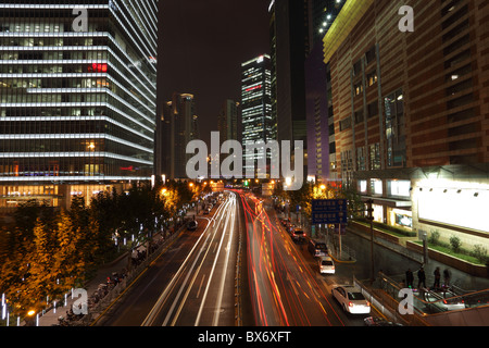 Straße in Pudong bei Nacht, Shanghai China Stockfoto