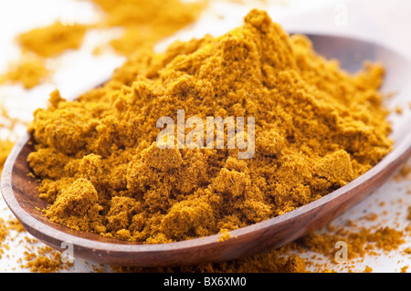 Curry-Pulver als Gewürz mischen auf einem Teakholz Löffel auf weißem Hintergrund Stockfoto