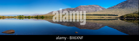 Früh morgens am Lough Shindilla, in der Nähe von Maam Cross, Connemara, Co. Galway, Irland, die Maumturk Mountains im Hintergrund Stockfoto