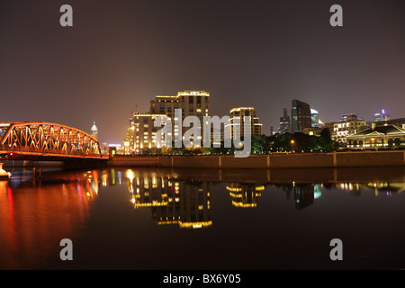 Alte Brücke und Gebäude am Suzhou Creek in Shanghai, China Stockfoto