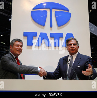 Ratan N. Tata, Paolo Pininfarina, Tata Prima, logo Stockfoto