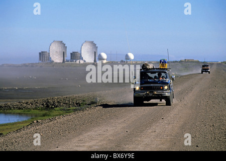 Zwei Allrad Antriebe fahren entlang des Schmutzes in der Nähe der NATO-Stützpunkt in Stokknes, Island. Stockfoto