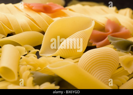 Sammlung von verschiedenen italienischen Pasta als Closeup auf Holz Stockfoto