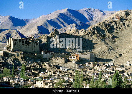Leh-Palast mit Blick auf die Stadt, Leh, Ladakh, Indien. Stockfoto
