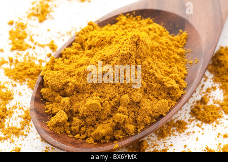 Curry-Pulver als Gewürz mischen auf einem Teakholz Löffel auf weißem Hintergrund Stockfoto