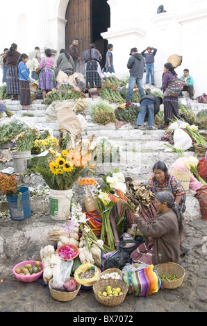 Indigenen Mayas Verkauf von Blumen auf den Stufen der Kirche, Chichicastenango, Guatemala, Mittelamerika Santo Tomas Stockfoto