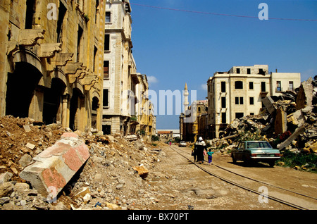 Menschen zu Fuß vorbei an Gebäuden zerstört durch den libanesischen Bürgerkrieg, Beirut, Libanon. Stockfoto