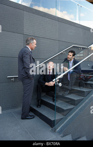 Geschäftskollegen sitzt auf der Treppe mit einem chat Stockfoto