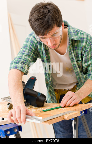 Heimwerken - Handwerker bereiten Holzboden in Werkstatt Stockfoto