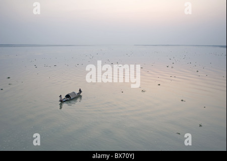 Zwei Fischer am Boot in der Morgendämmerung auf dem Brahmaputra Fluss, Assam, Indien, Asien Stockfoto