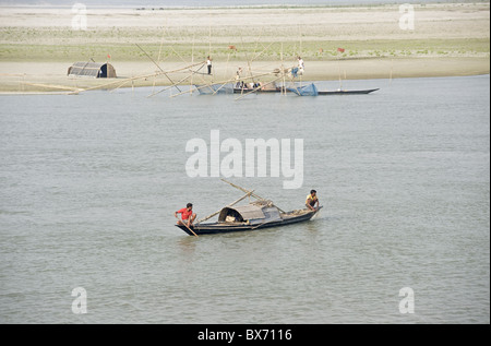 Fischer, Netze und Boote auf dem Brahmaputra River in der Nähe von Guwahati, Assam, Indien, Asien Stockfoto