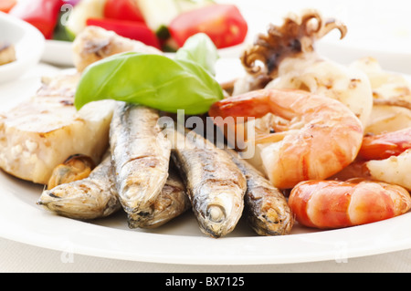 Fischplatte mit Gemüse und Tzatziki als Nahaufnahme Stockfoto