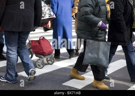 Während der Ferienzeit, 34th Street, New York City Shopper Stockfoto