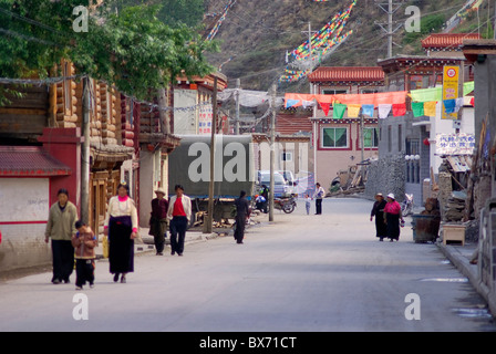 Tibeter in einer Straße in der Stadt von Derge, Sichuan, China Stockfoto
