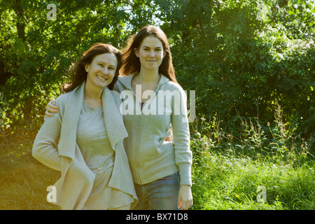 Mutter und Tochter zu Fuß im park Stockfoto