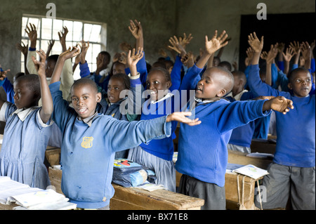 Schülerinnen und Schüler im Klassenzimmer, bietet traditionelle Kikuyu willkommen, Karunga Primary School, Kenia Stockfoto